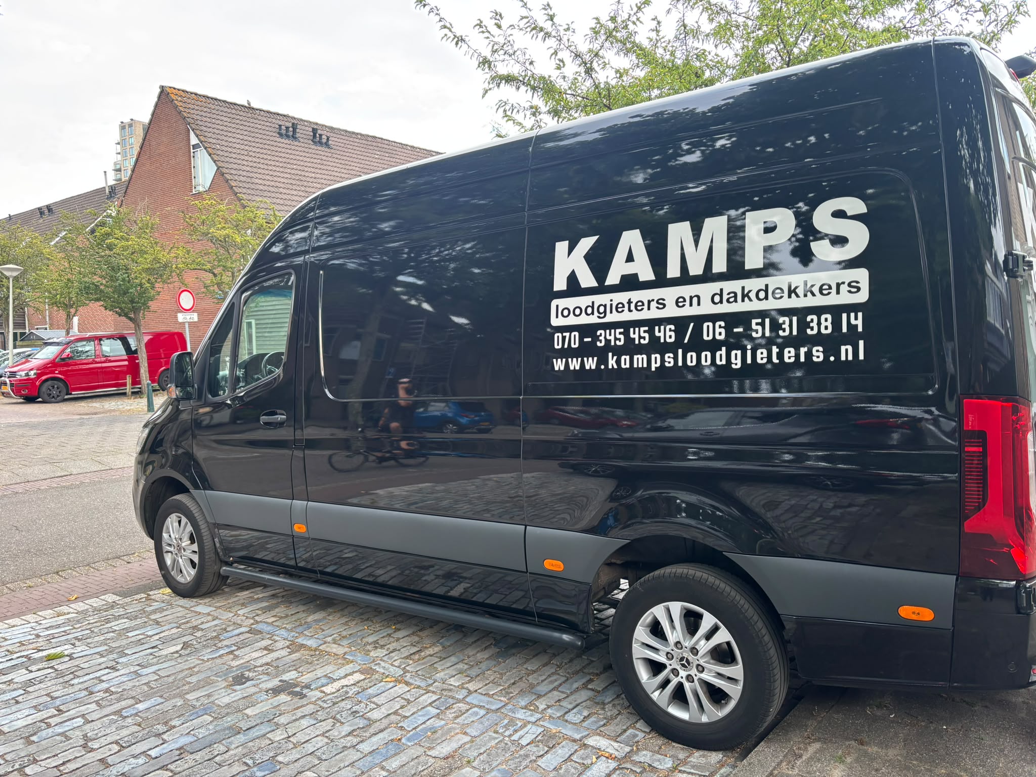 Bedrijfsbus van Kampsloodgieters in Den Haag